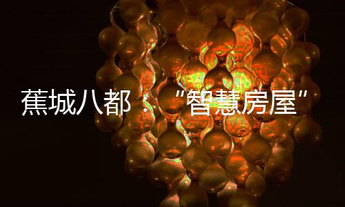 民警一边询问附近群众